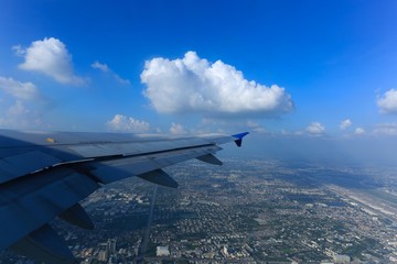 Fototapeta premium airplane wing flying in the blue sky