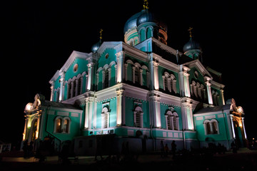 Obraz premium Illuminated Trinity cathedral of Holy Trinity-Saint Seraphim-Diveyevo Monastery at night. Diveyevo, Russia