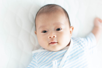ベビーベッドに寝るかわいい赤ちゃん