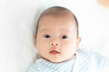 ベビーベッドに寝るかわいい赤ちゃん