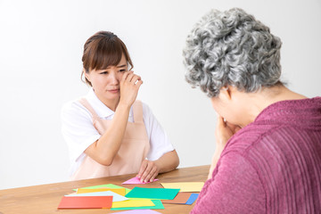 介護士と高齢者の女性
