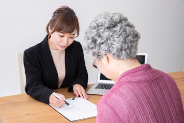 高齢者の女性とカウンセリング