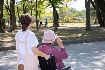 介護士と高齢者