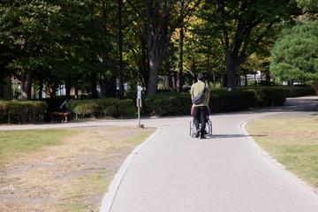 車椅子を押す男性