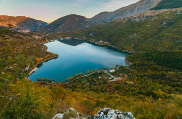 Fototapeta na wymiar Lake of Scanno: a path suitable for everyone to see the famous 