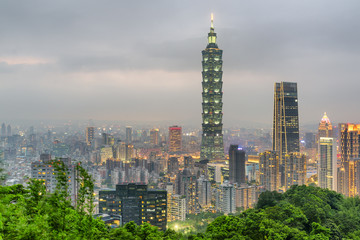 Fototapeta na wymiar Awesome evening view of Taipei from top of mountain, Taiwan