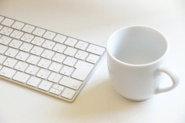 白いキーボードとマグカップ