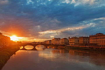 Obraz premium Sunset over the bridge called Ponte Vecchio in Florence, Italy