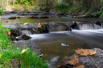 Wunderschöner Fluss des Lebens in herbstlicher Stimmung