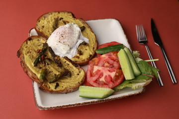 Toasted bread with salad and tomatoes