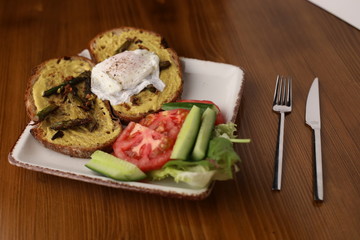 Toasted bread with salad and tomatoes