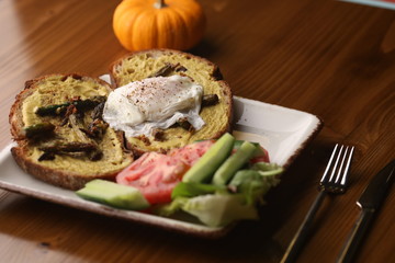 Toasted bread with salad and tomatoes