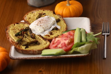 Toasted bread with salad and tomatoes