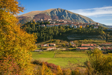 Located in a splendid natural amphitheater, surrounded by lush mountains rich in woods, Opi still retains the characteristics of an ancient medieval village in Abruzzo