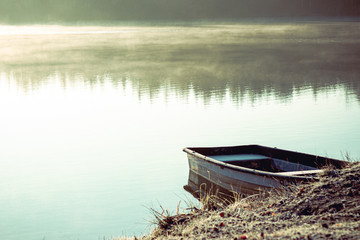 Obraz premium old boat on the lake