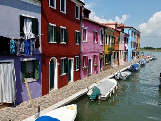 Fototapeta na wymiar A row of colourful houses in Burano, Venice
