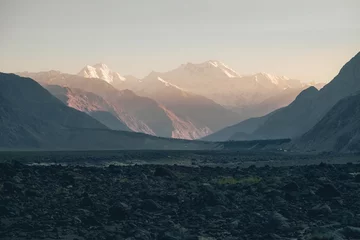 Papier Peint photo autocollant Nanga Parbat Vue lointaine au crépuscule du célèbre pic enneigé du Nanga Parbat ou de la montagne Killer dans la chaîne de l& 39 Himalaya au coucher du soleil. Gilgit Baltistan, Pakistan.