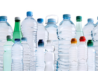 distintas botellas de agua de pl&aacute;stico en fondo blanco con reflejo en el agua