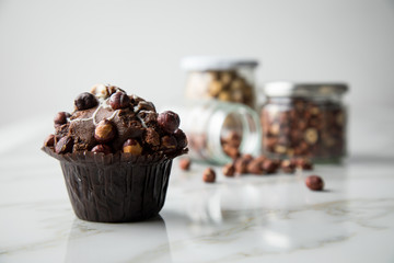 Haselnuss Muffin mit  Walnüssen und Haselnüssen in Vorrat Gläser auf Marmor Tisch hell Hintergrund