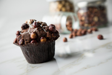 Haselnuss Muffin mit  Walnüssen und Haselnüssen in Vorrat Gläser auf Marmor Tisch hell Hintergrund