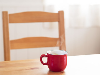 テーブルに置かれたコーヒーカップ