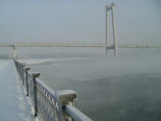 Obraz premium bridge over the river in winter Krasnoyarsk, Russia