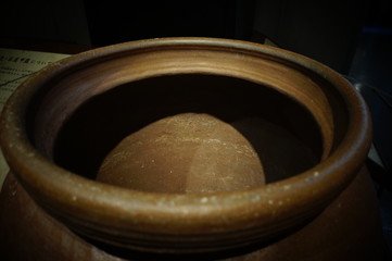 古いツボの入れ物