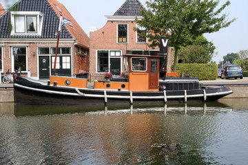 altes historisches Dampfboot auf einem Kanal in den Niederlanden - 298018948