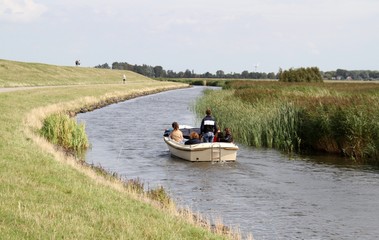 Boot mit Motor auf einem Kanal Inden Niederlanden - 298018971