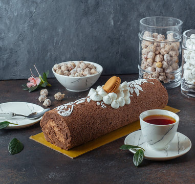 sweet chocolade roulet with black tea