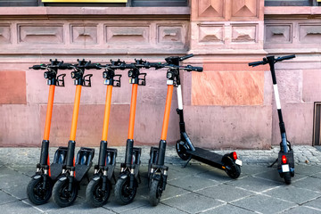 Miet E Scooter auf dem Bürgersteig, Deutschland 