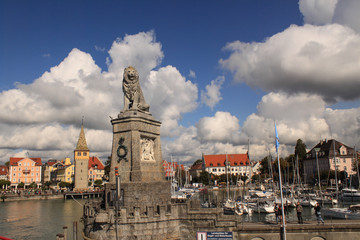 Fototapeta premium Bayerischer Löwe im Lindauer Seehafen