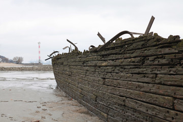 Schiffswrack am Elbstrand in der Nähe vom Leuchtfeuer von Blankenese, Hamburg