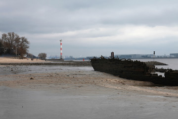 Schiffswrack am Elbstrand in der N&auml;he vom Leuchtfeuer von Blankenese, Hamburg