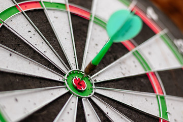 Green arrow in the center of the dart board Shows the concept of business goal setting.