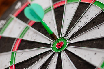 Green arrow in the center of the dart board Shows the concept of business goal setting.