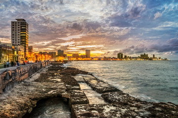 Kuba, Havanna;  Sonnenuntergang am Malecon, die Uferpromenade von Havanna.