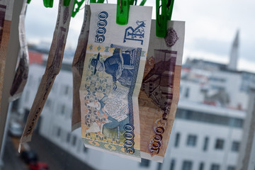 Geldwäsche - isländische Banknoten hängen zum Trocknen. Island wurde wegen mangender Transparenz...