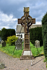 Celtycki krzyż na cmentarzu w Irlandii Północnej - obrazy, fototapety, plakaty