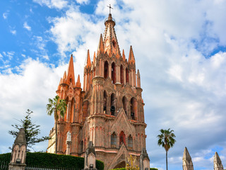 Fototapeta na wymiar Church of Saint Michael The Archangel - San Miguel de Allende, Mexico