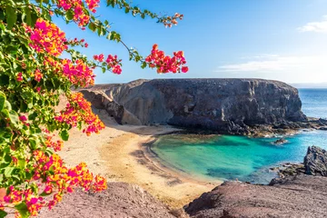 Glasbilder Kanarische Inseln Landschaft mit türkisfarbenem Meerwasser am Strand von Papagayo, Lanzarote, Kanarische Inseln, Spanien