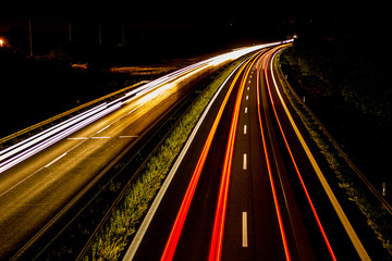 Fototapeta na wymiar Autobahn in der Nacht