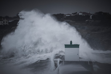Tempête océan atlantique sur les digues de Saint Jean de Luz au Pays Basque , vagues puissantes,...