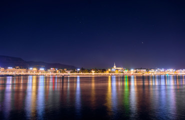 Fototapeta na wymiar Panoramnoe view from Lake Geneva to Geneva at night.