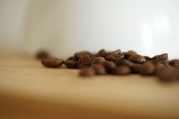 Kaffeetasse und Kaffeebohnen