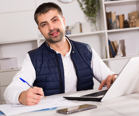 Obraz premium Portrait of male business working in office with laptop