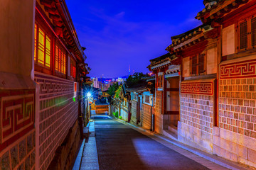 Fototapeta na wymiar The atmosphere at night of Bukchon hanok village,South Korea.