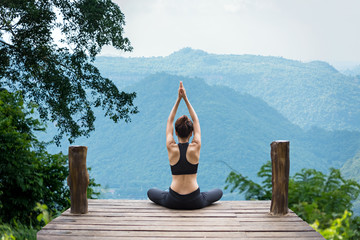 Obrazy  Zdrowa kobieta styl życia zrównoważony praktykowanie jogi medytacji i energii zen na zewnątrz na moście rano górskiej przyrody. Koncepcja zdrowego życia.