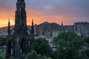 When Edinburgh wakes up, sunrise over the city 