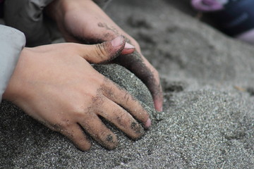 砂だらけの手